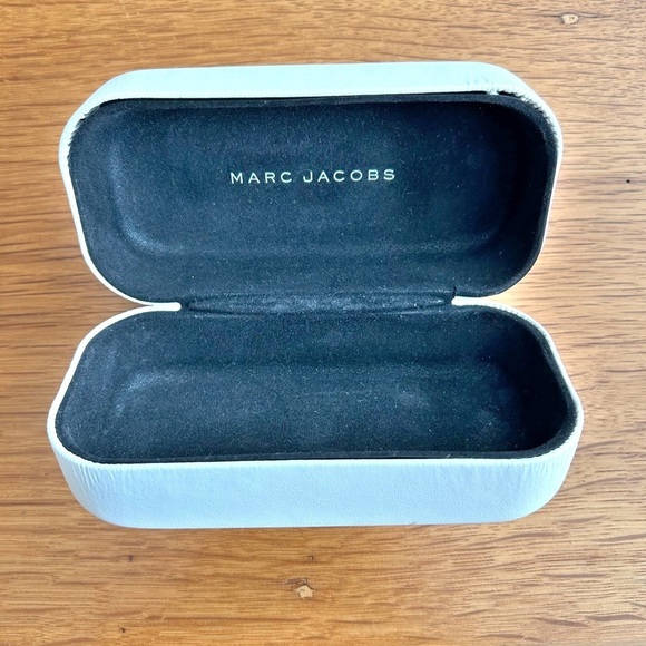 Marc Jacobs Oversized Clam Shell Hard Eyewear Case In White Unisex Sunglasses - Picture 5 of 6